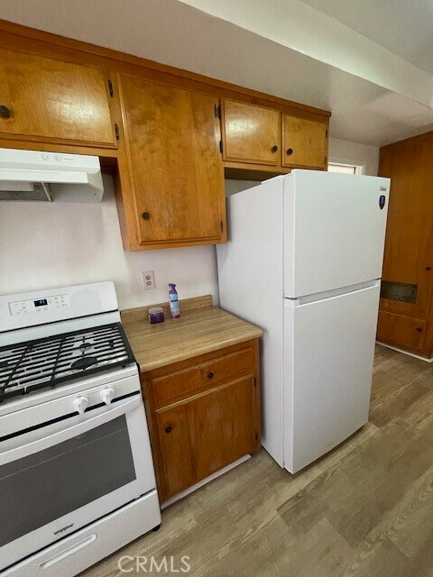 Building Photo - 876 W Whittier Ave