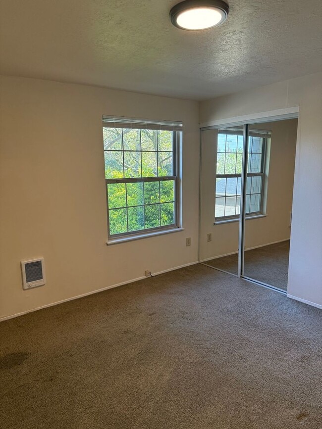 Building Photo - 739000