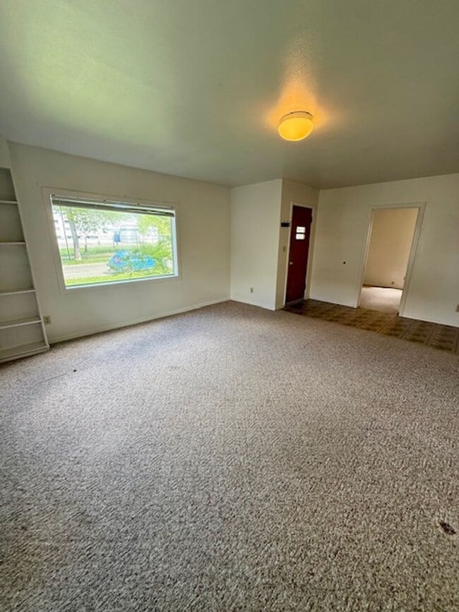 Building Photo - 3 Bedroom, 1 Bath Apartment for Rent - Close to MSU - Pets Friendly