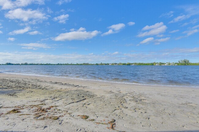 Building Photo - 7511 4th Ave W