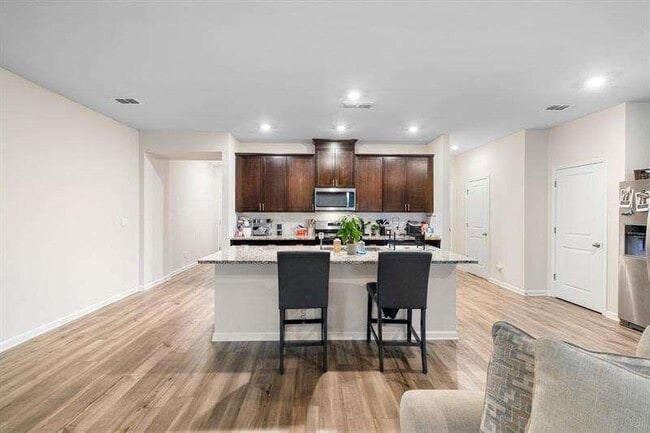 Building Photo - 1070 Sunny Lk Dr
