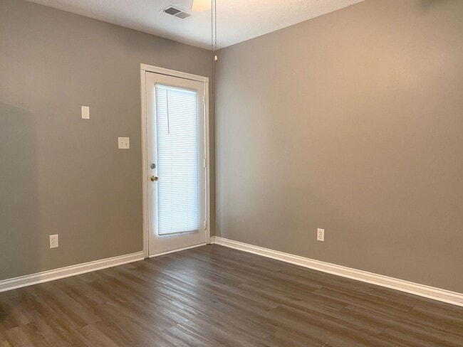 Building Photo - 2 bedroom 1 bath