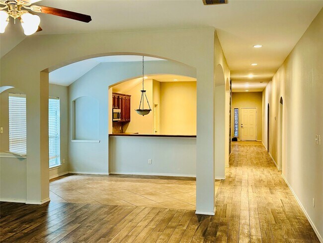 Building Photo - 5643 Walnut Glen Ln