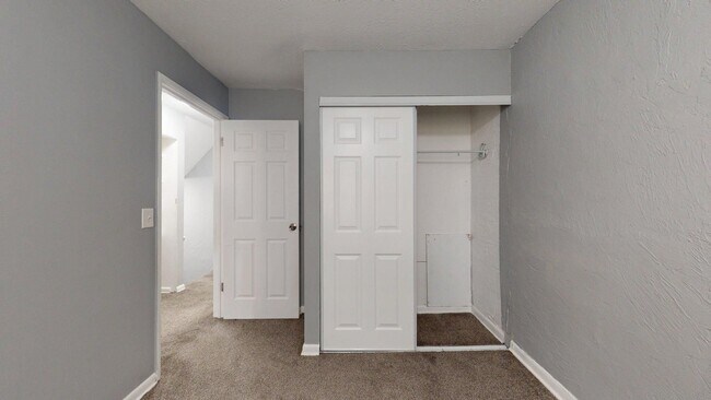 Building Photo - Elyria - updated 2 bedroom/1 bath townhouse.