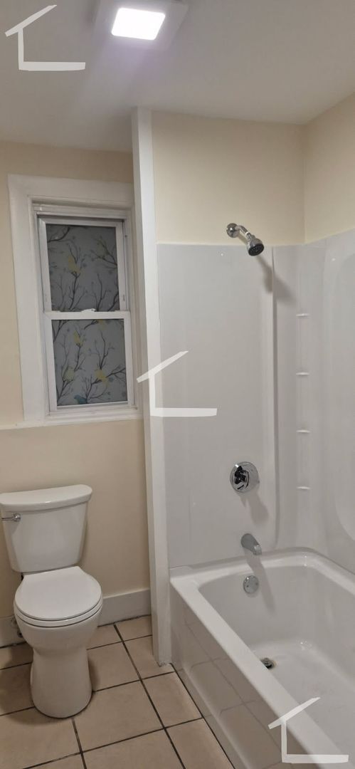 Building Photo - Great value! 4-bed, 1-bath in Brighton; No Broker Fee!