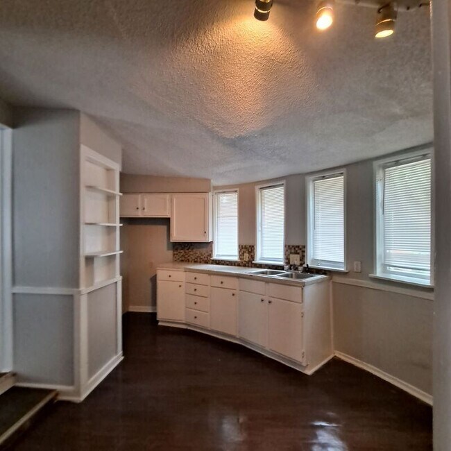 Building Photo - 3176 Lyndale Ave