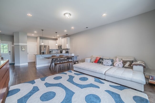 Building Photo - Coming Available! 3 Bedroom, 2.5 Bath Townhome!