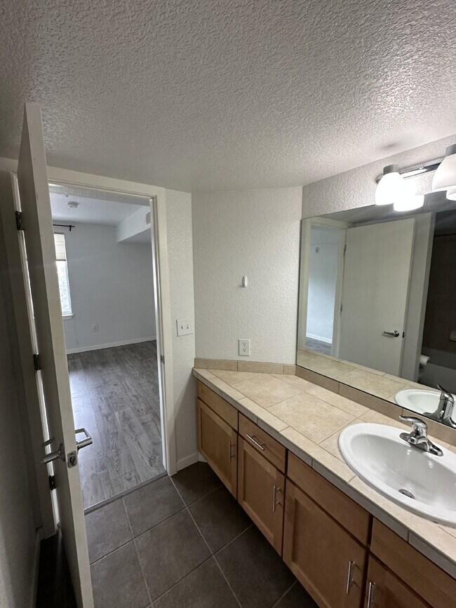 Building Photo - Now Available! Private room in 3 bed / 2 bath condo