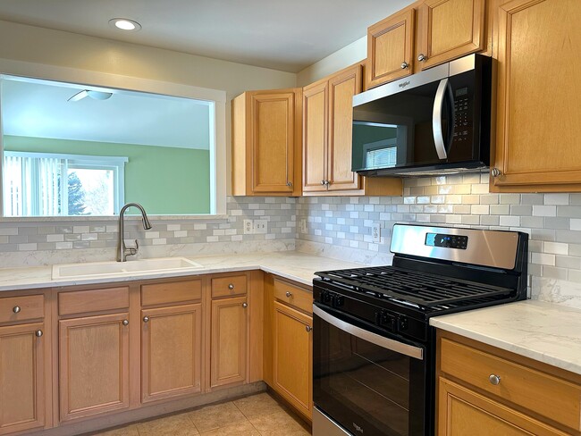 Building Photo - 460 Fox Ln