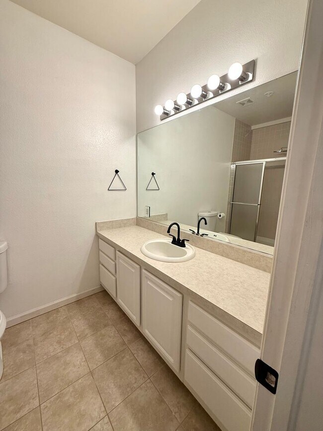Building Photo - Top-Floor 2 Bed/2 Bath Condo in SE Fort Collins - Pool, Hot Tub & Fitness Center - $1,895/mo - Mo...