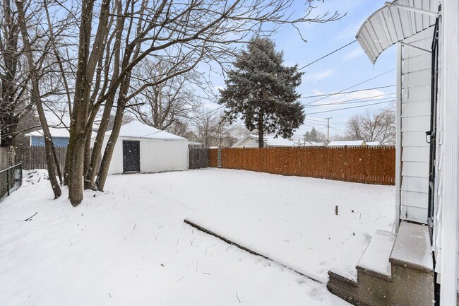 Building Photo - New 3 bedroom listing!