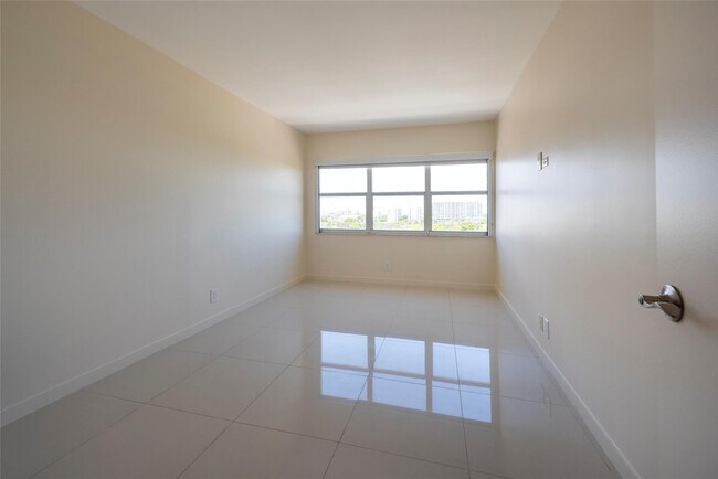 Building Photo - 2555 NE 11th St