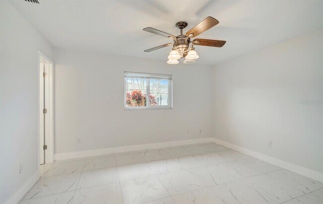 Building Photo - 2214 SE 13th St