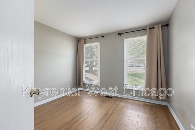 Building Photo - 1851 Fox Run Dr