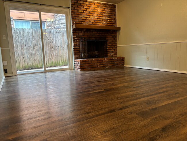 Building Photo - 3 bedroom 2 bath Edmond Duplex