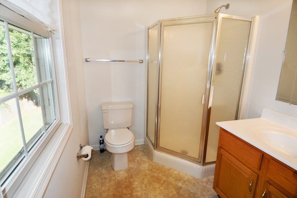 2nd en-suite bathroom - 135 Tobin Dr