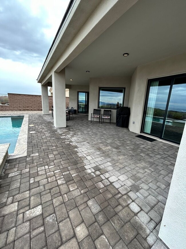 Building Photo - Beautiful Furnished Pool Home!