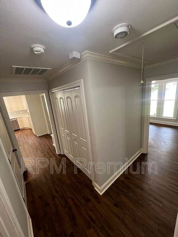 Building Photo - 13235 Country Park Ave