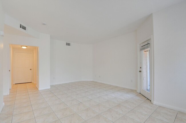 Building Photo - Beautiful 2BR / 2BA Renovated / Modern Con...