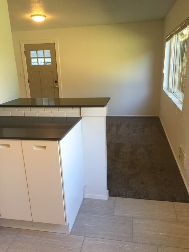 Building Photo - Great 2 BR/1 BA duplex unit available!