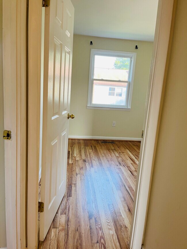 Building Photo - 2 Wimbledon Ln