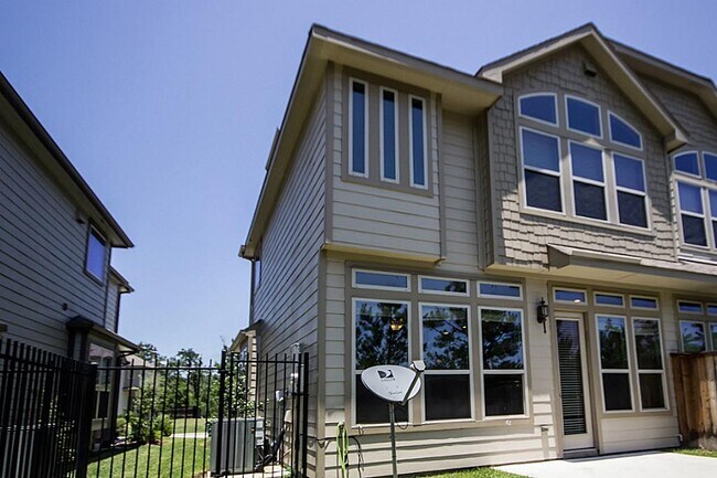 Building Photo - 63 Aventura Pl