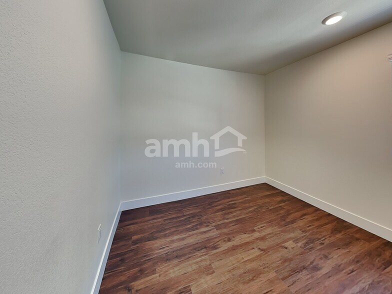 Building Photo - 823 S Oak St