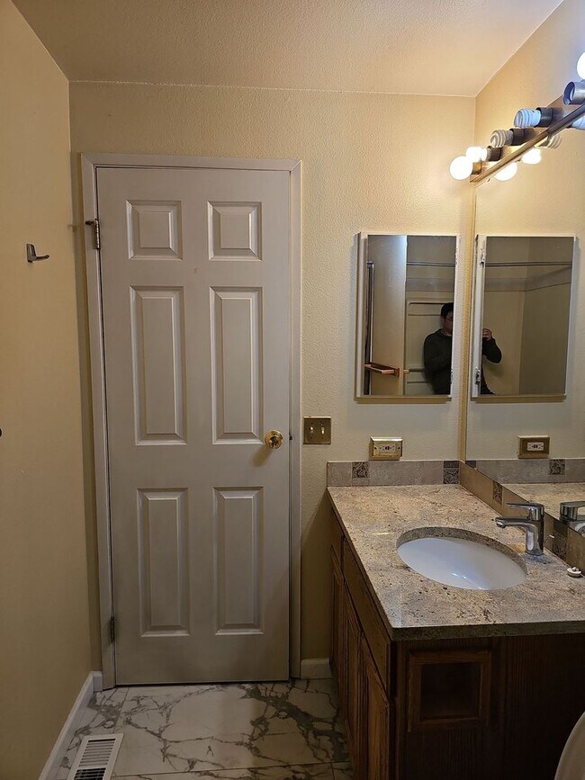 Building Photo - Amazing 3B/3B Single Family Home near Microsoft, prime Redmond location