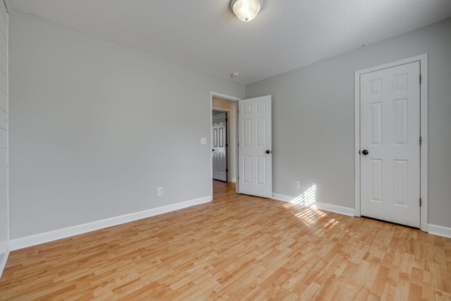 Building Photo - Nicely updated and well-maintained 3 bedro...