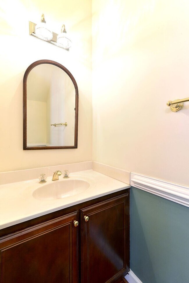 Building Photo - Low Maintenance Living in Williamsburg