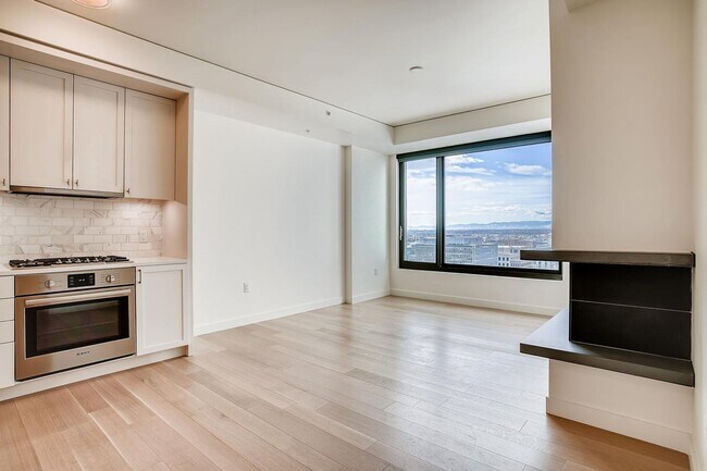 Building Photo - Northwest Facing 1 bedroom, 1 bathroom Con...