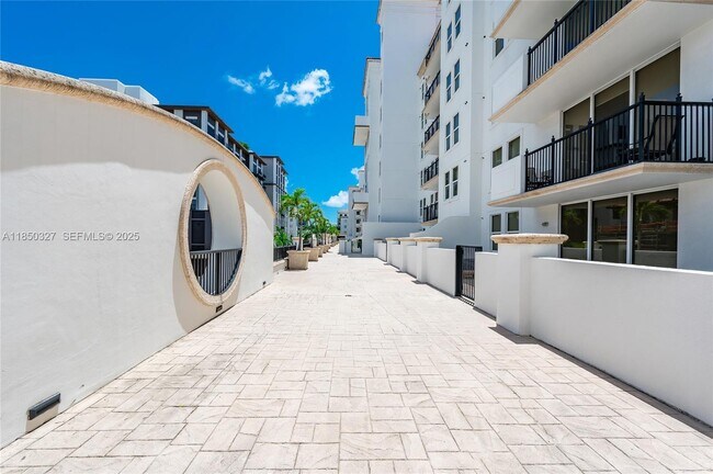 Building Photo - 4100 Salzedo St