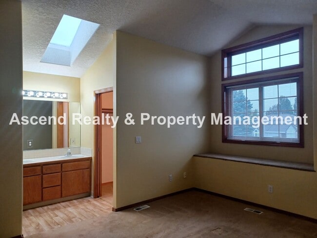 Building Photo - Troutdale 4 Bed Fenced Back 3 Car Garage Y...
