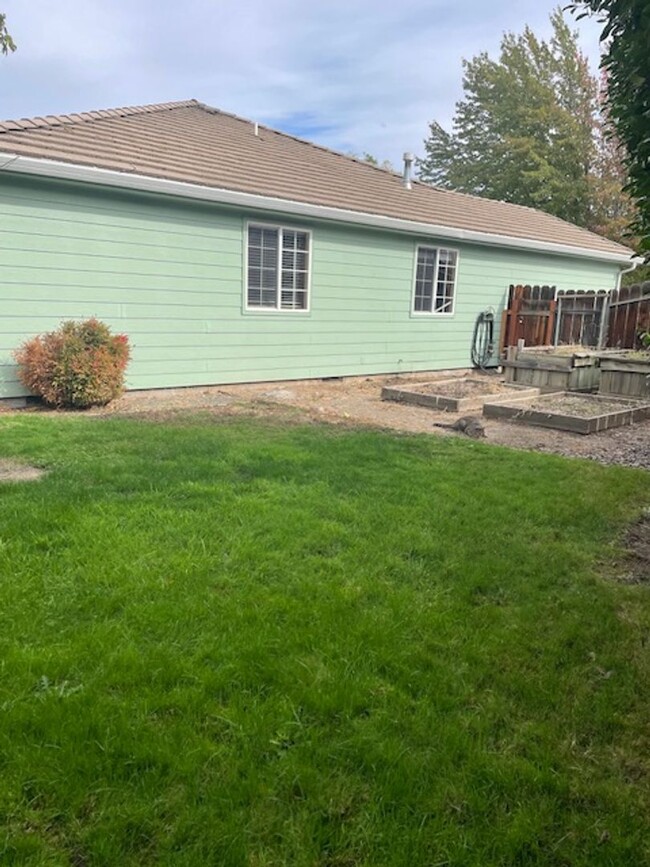 Building Photo - Quiet Peaceful 3 bedroom 2 bath Single Lev...