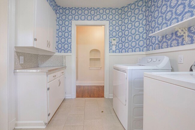 Building Photo - Updated home blends historic charm with mo...