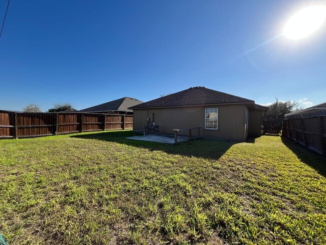 Building Photo - BRICK HOME QUICK COMMUTE TO CROSSTOWN SOUTH