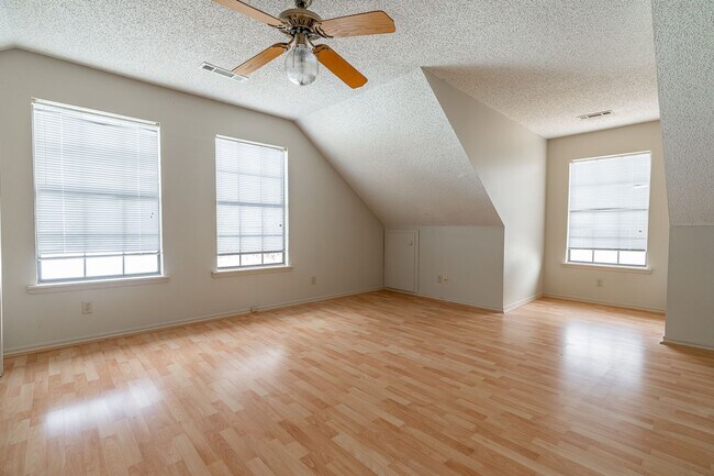 Building Photo - Beautiful 4BR Home Near UofA Campus! Lawn Care Included