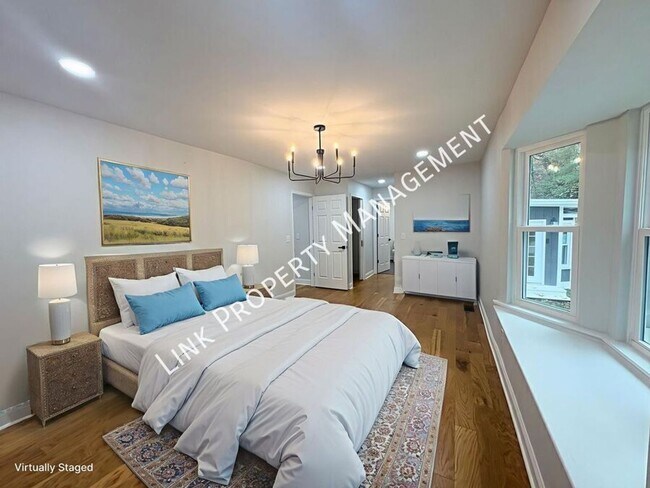 Building Photo - Sophisticated Tri-Level Home in Stuart Heights — Modern Comfort & Timeless Charming 4 bedroom 3 b...