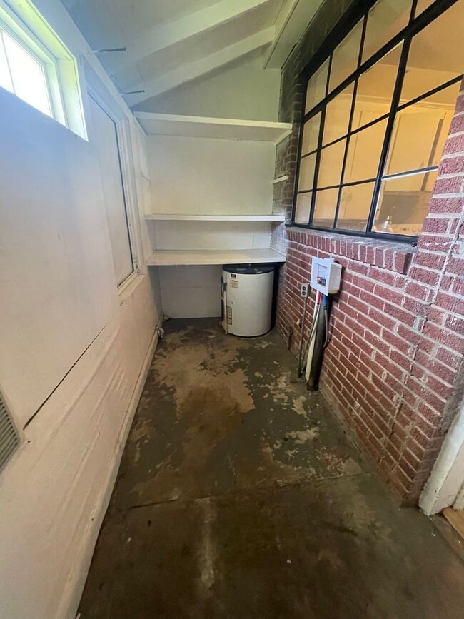 Building Photo - This 2 bed 1 bath duplex home is all brick...