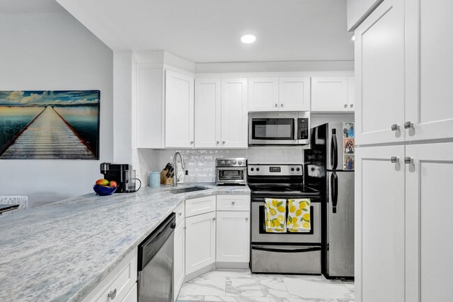 Building Photo - 1008 Green Pine Blvd