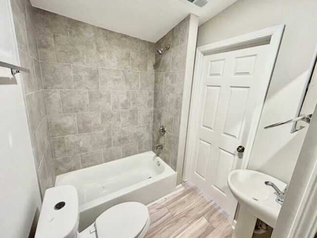 Building Photo - Fully Renovated 2 Bedroom Home in Prime Hu...