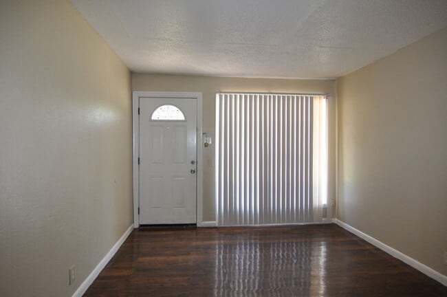 Building Photo - Charming 3-Bedroom Home in Mesquite – Conv...