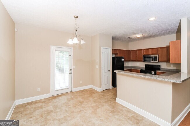 Building Photo - 4560 Ferncrest Pl