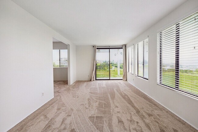 Building Photo - Beautiful Ocean & Golfcourse View!