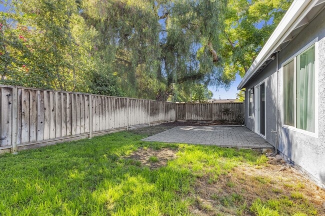 Building Photo - Updated home in Oak Grove