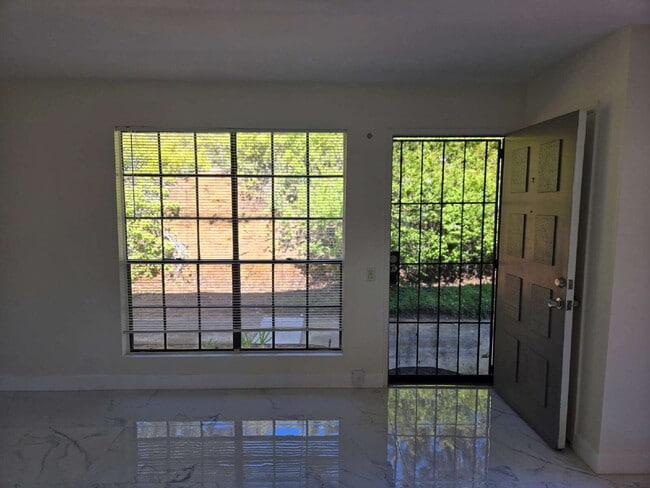 Building Photo - Spacious 3-bed, 2-bath condo is located in the heart of UTC, right on the UCSD bus line! It featu...
