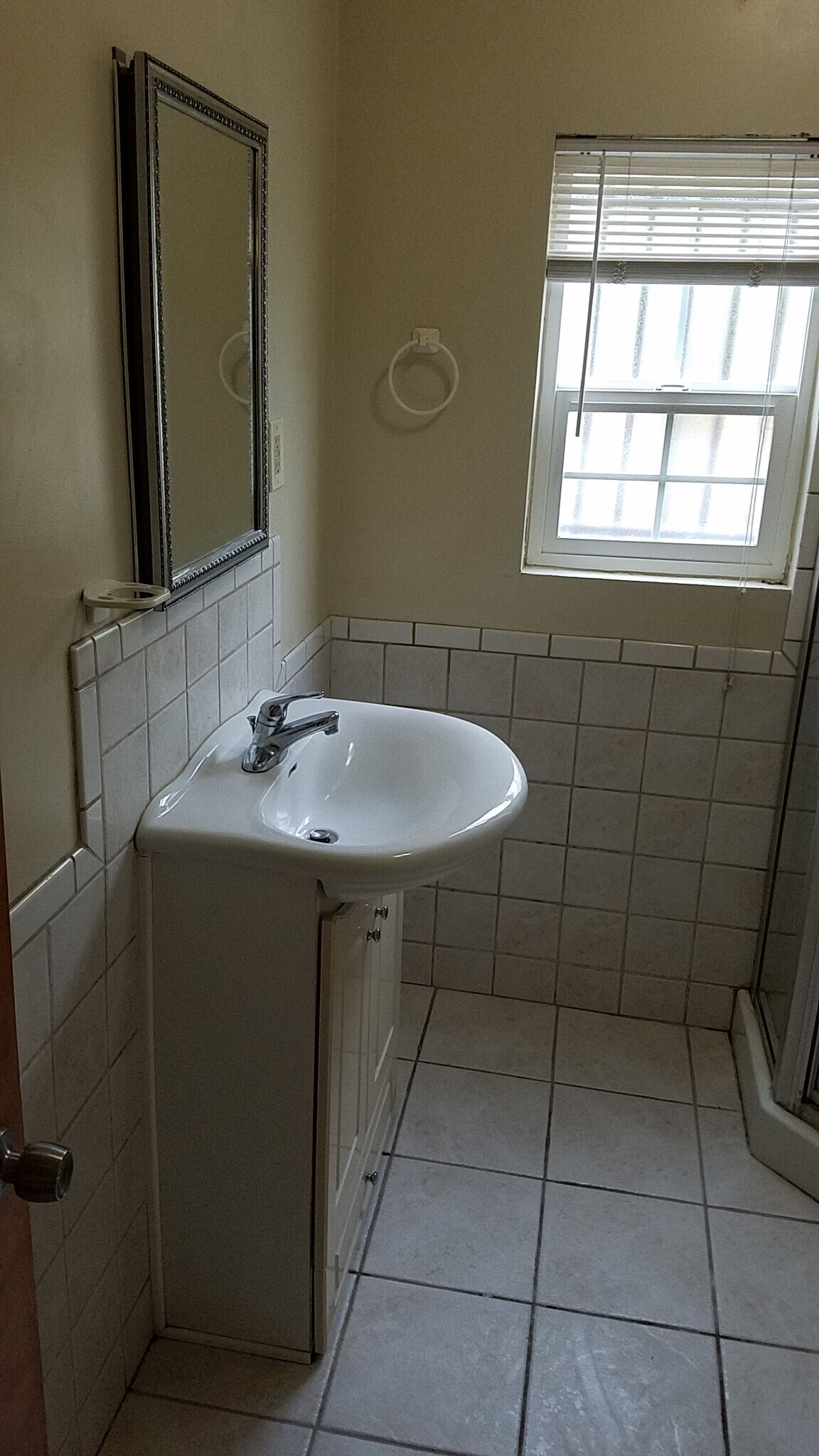 Hall bathroom - 512 S Flower St