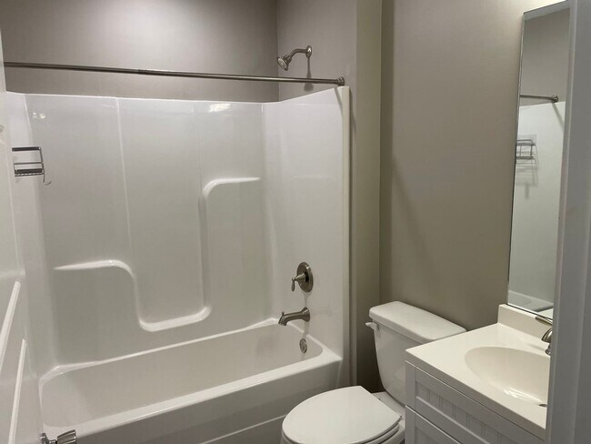 Building Photo - Move-in Special! 1/2 off first month's rent!