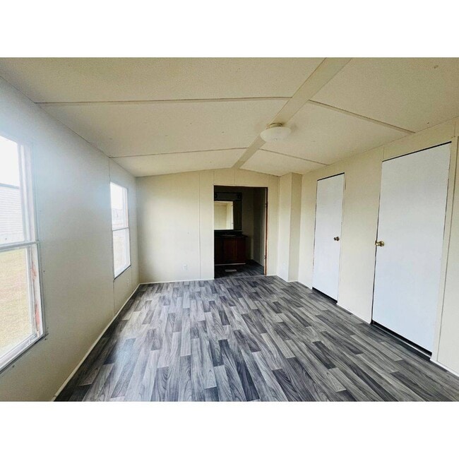 Building Photo - 301 Reid Ct