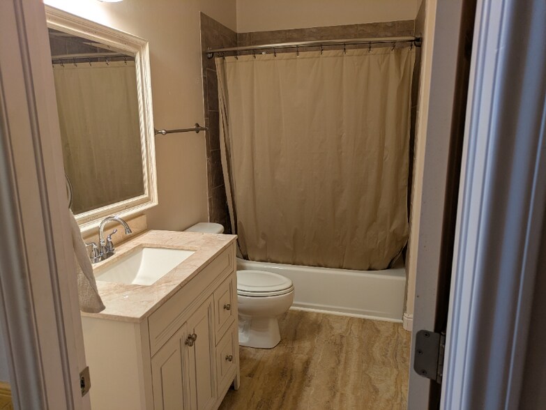 Building Photo - 1591 Roseanna Dr